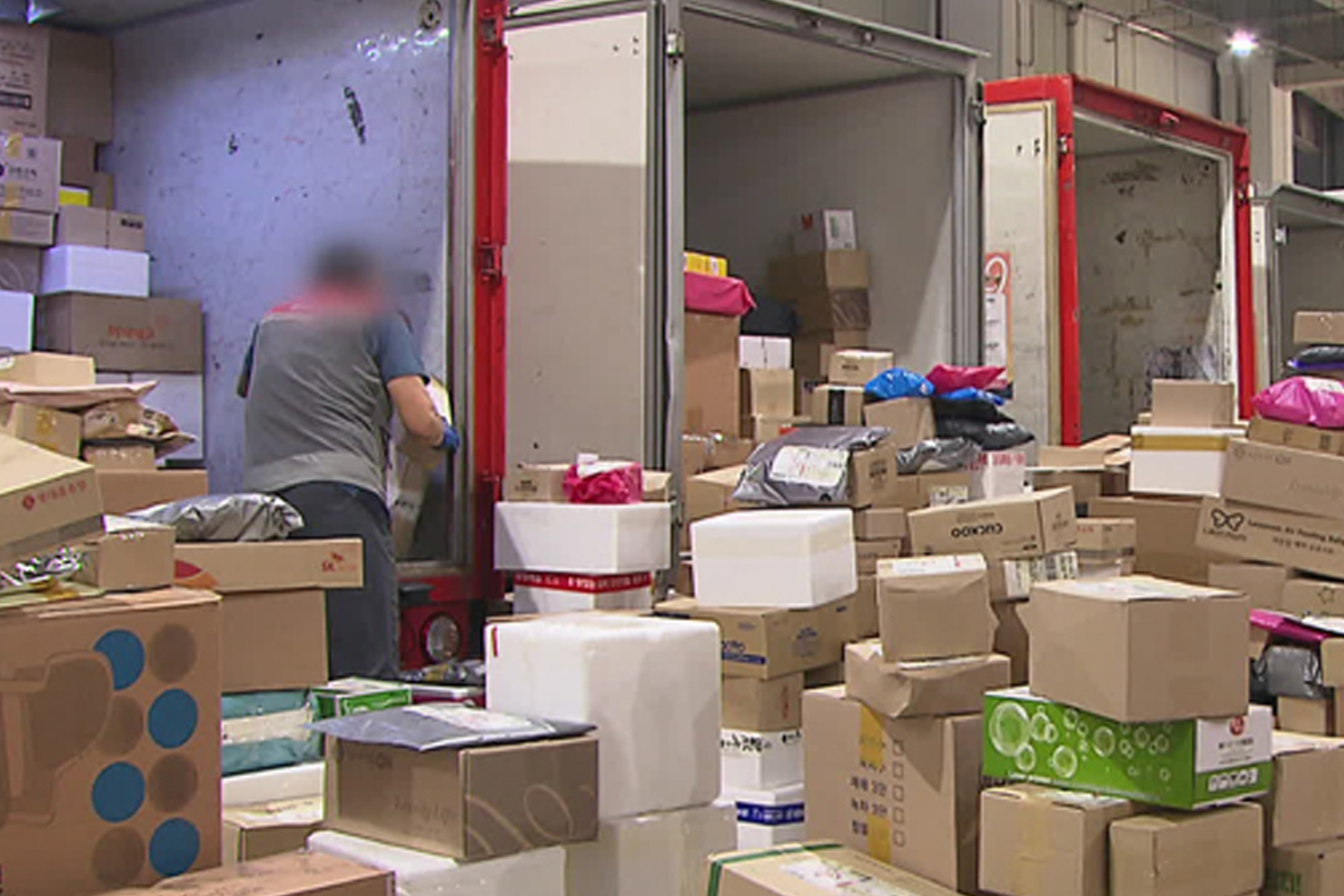 韩国快递司机在配送中心装运包裹。来源：연합뉴스