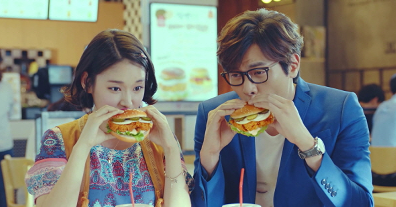兩人在韓國漢堡快餐店內享用漢堡的情景。