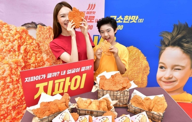 在活動中展示的韓國Lotteria新款炸雞產品, 幾個大塊的炸雞與宣傳海報作背景.