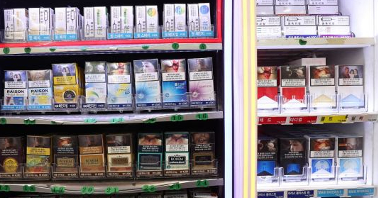 韓國超市內的香煙陳列架，各品牌香煙展示