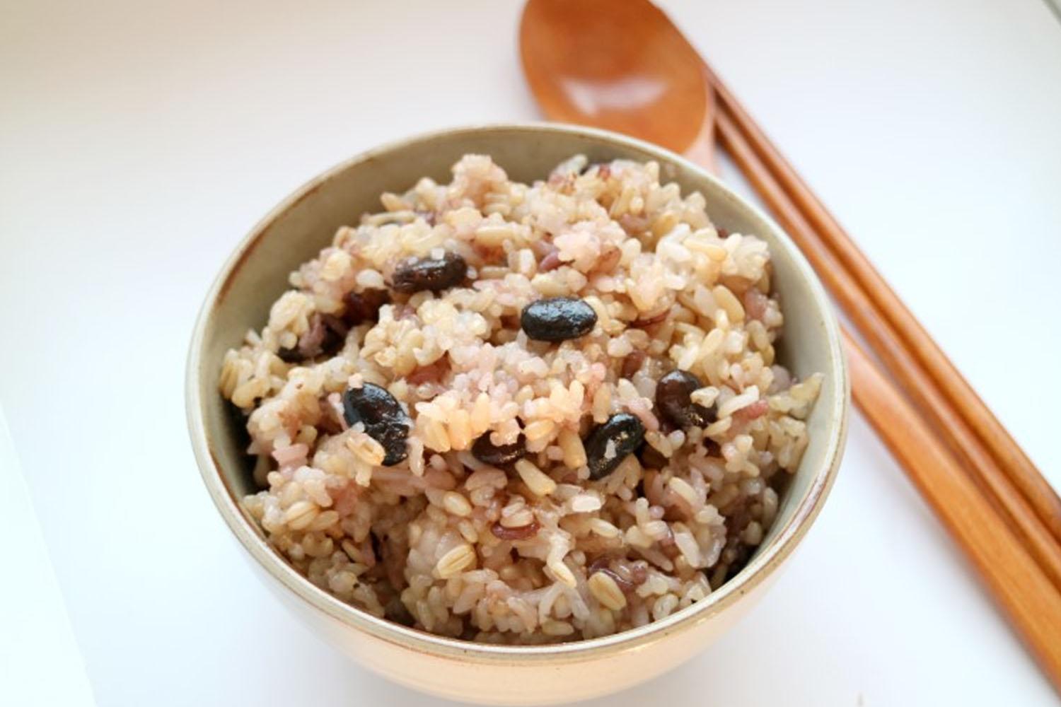 一碗豆與糙米飯，韓國出獄後補充營養的傳統食品。