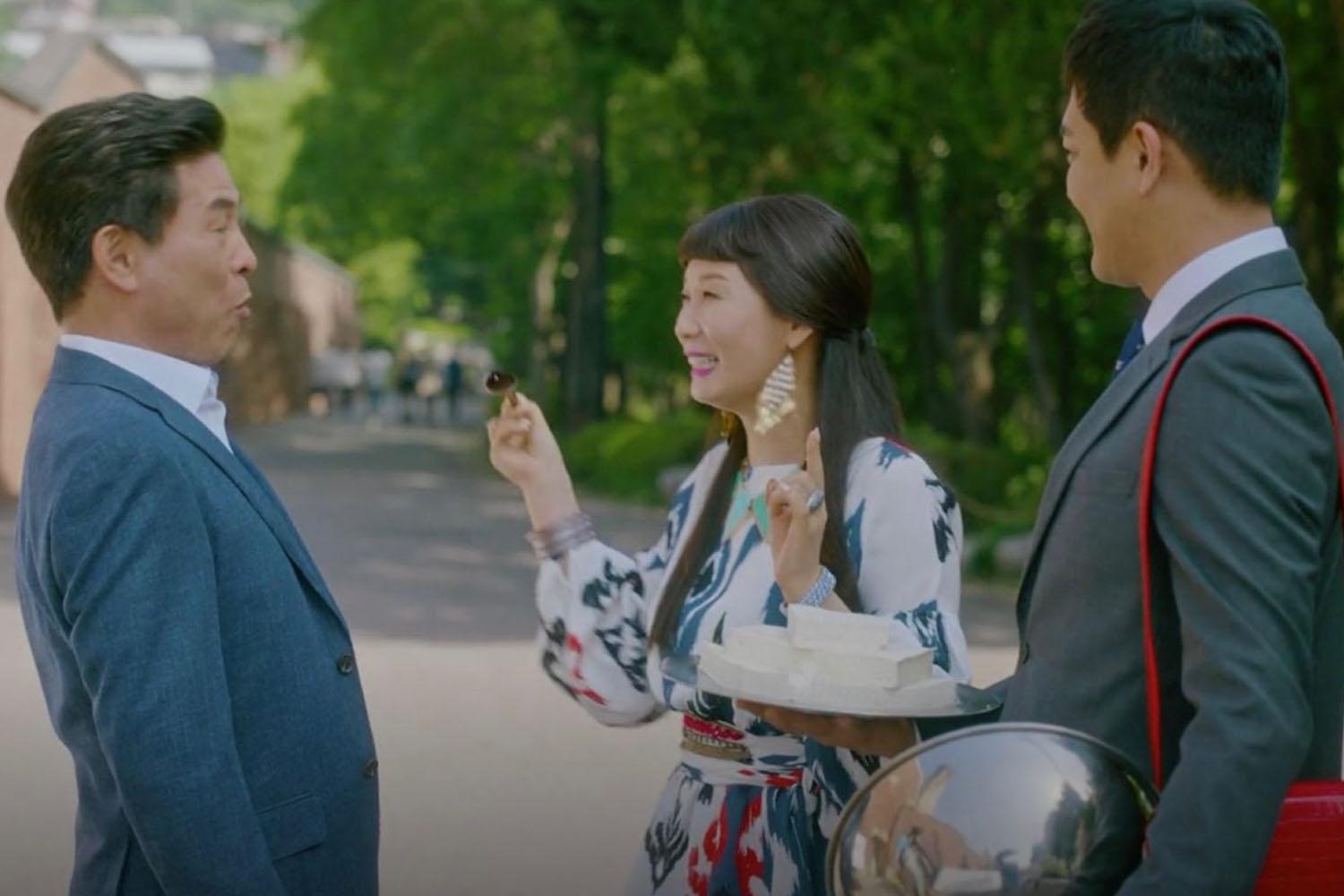 女子手持豆腐於典雅街上，象徵韓國傳統文化中出獄食豆腐的象徵意義。