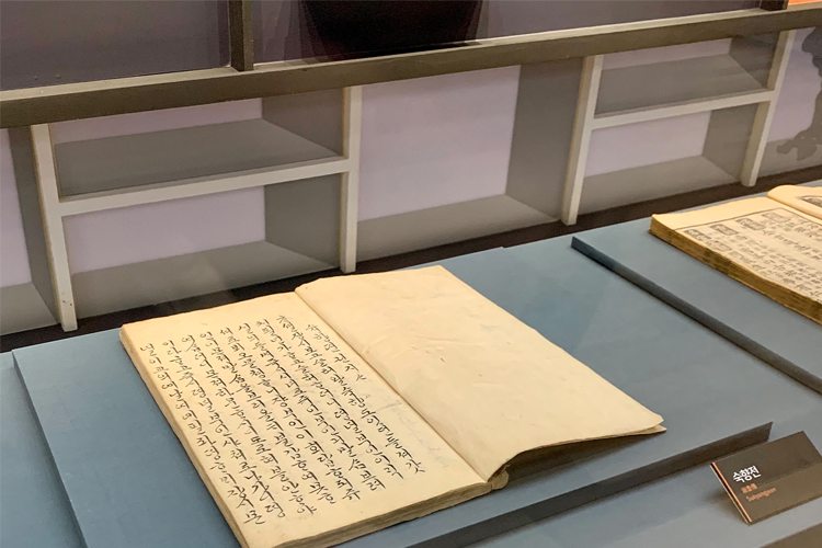 展览厅中展示的朝鲜时代使用的书籍和读书工具及家具，带领访客领略历史文化。