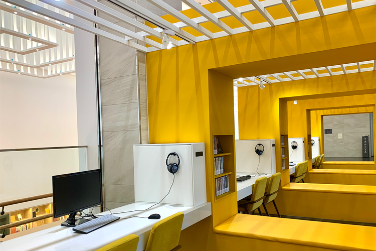 多媒体观览区域，提供电脑、平板设备，让访客可以体验现代化的阅读和学习方式。