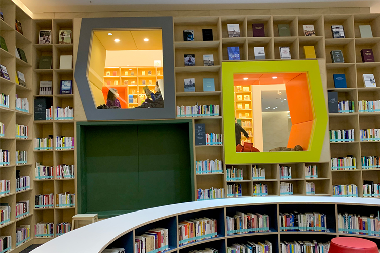 看台间的休息座位，墙上安装了窗框型座椅，让读者可在舒适环境中尽享阅读乐趣。