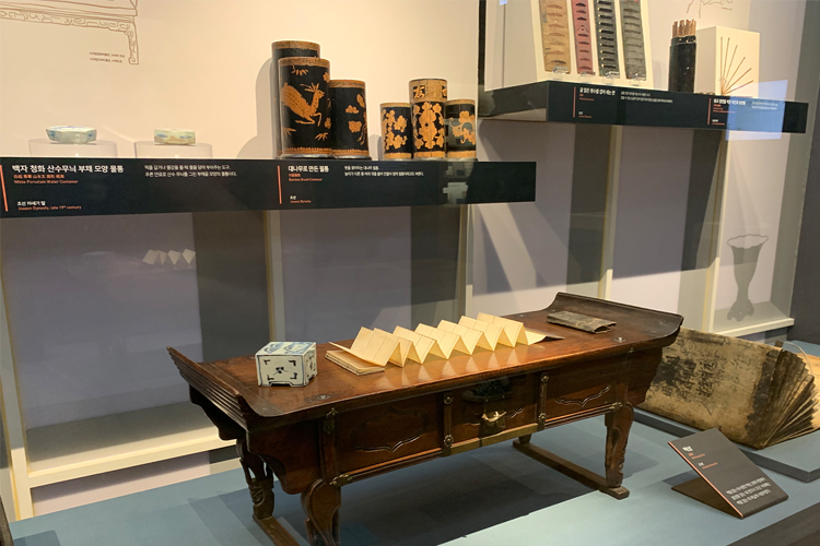 陈列古代书柜的展示区，古代书柜设计精美木纹清晰，透过玻璃展示其历史价值。