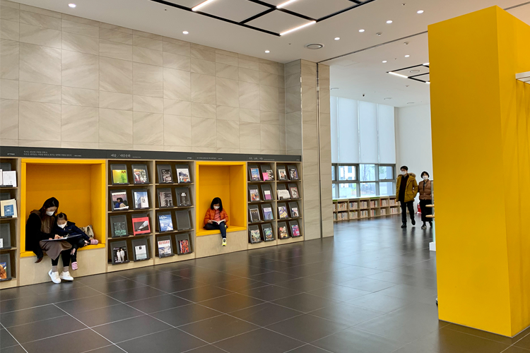 半开放式的阅读空间，能让访客在安静舒适的环境中享受阅读体验。