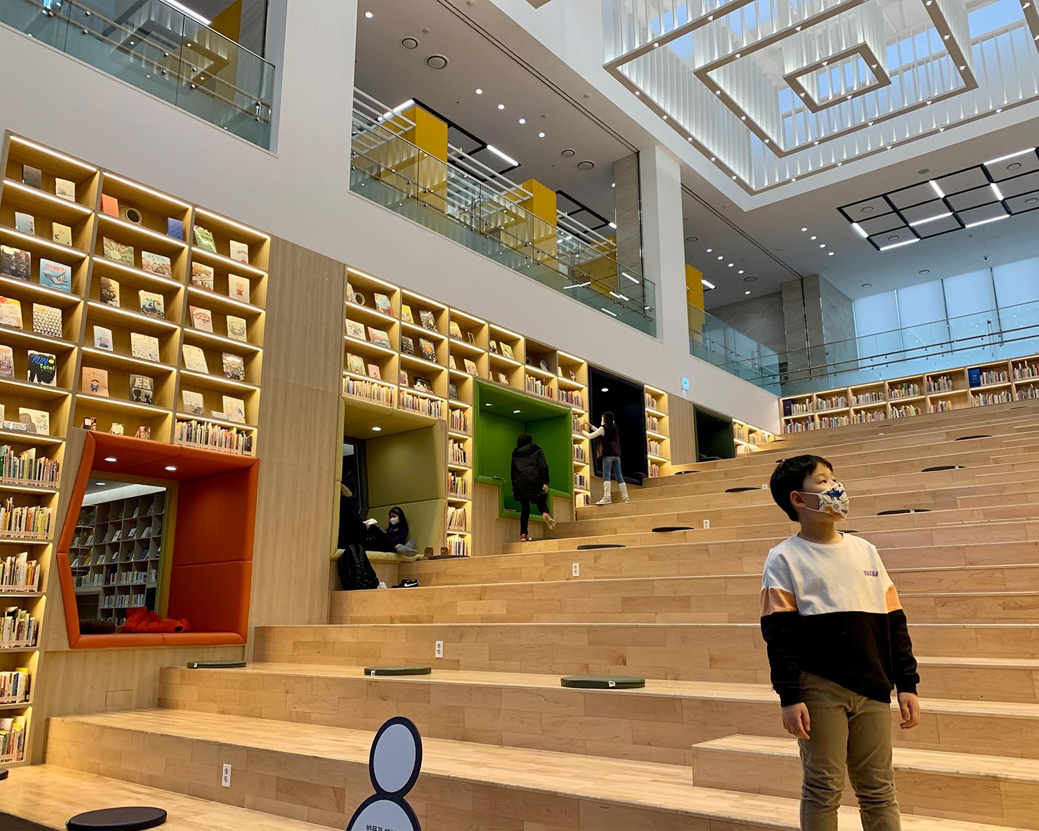 looking up at the stair-like seating areas in the main hall of songpa book museum