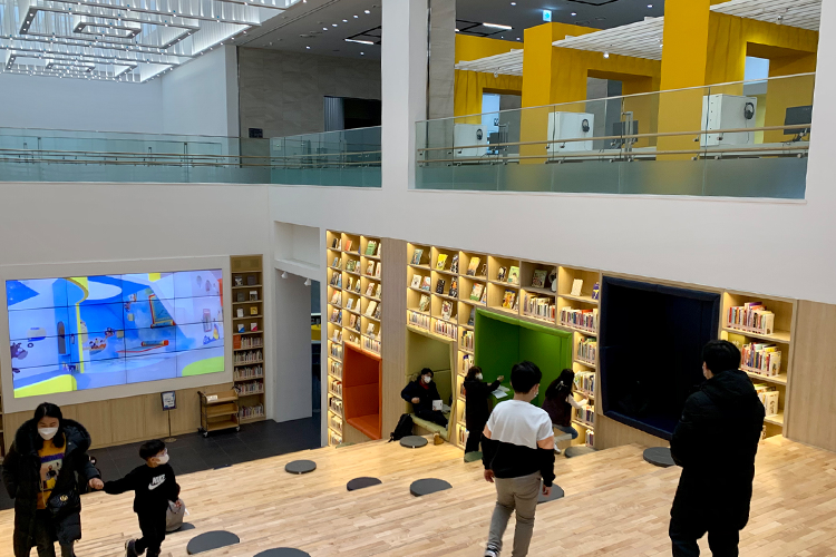 书的博物馆一角，现代化的室内设计，结合阶梯和书架，为访客提供独特的阅读空间。