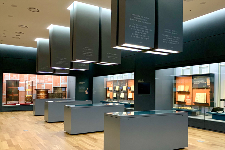 书的博物馆内的展览厅，展示关于“书”的历史文物与发展历程，让访客了解文化历史。