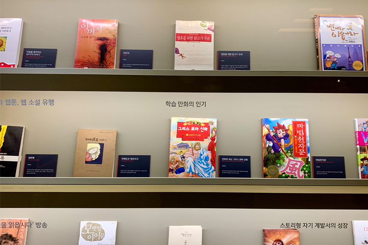 活版印刷体验区，展示印刷机和书签，上面印有中文字体，访客可以参与体验。