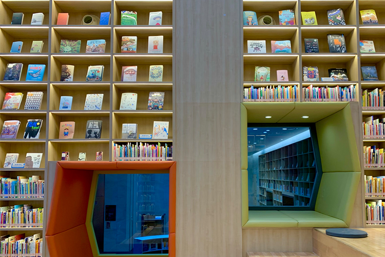 书的博物馆内的沙龙式阅览区，有座位和丰富的书籍，适合访客使用。