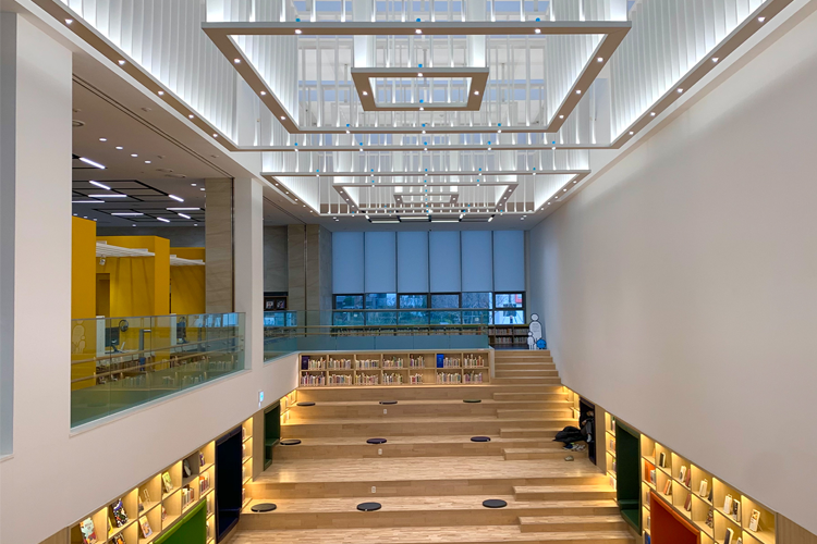 书的博物馆内宽敞的图书阅览空间，设计现代且舒适，适合各类读者休闲阅读。