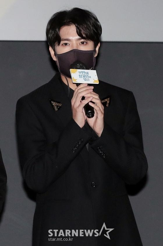 映画『この中に宇宙人がいる』の試写会で心を込めた挨拶をする出演者。