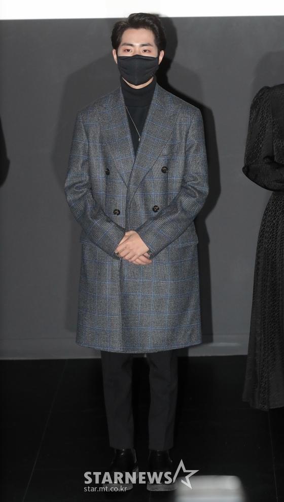 映画『この中に宇宙人がいる』の試写会にて、個別撮影でポーズを取る出演者。