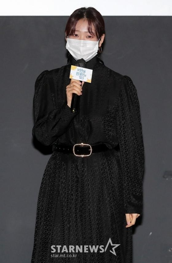 映画『この中に宇宙人がいる』の試写会で、観客にメッセージを伝える出演者。