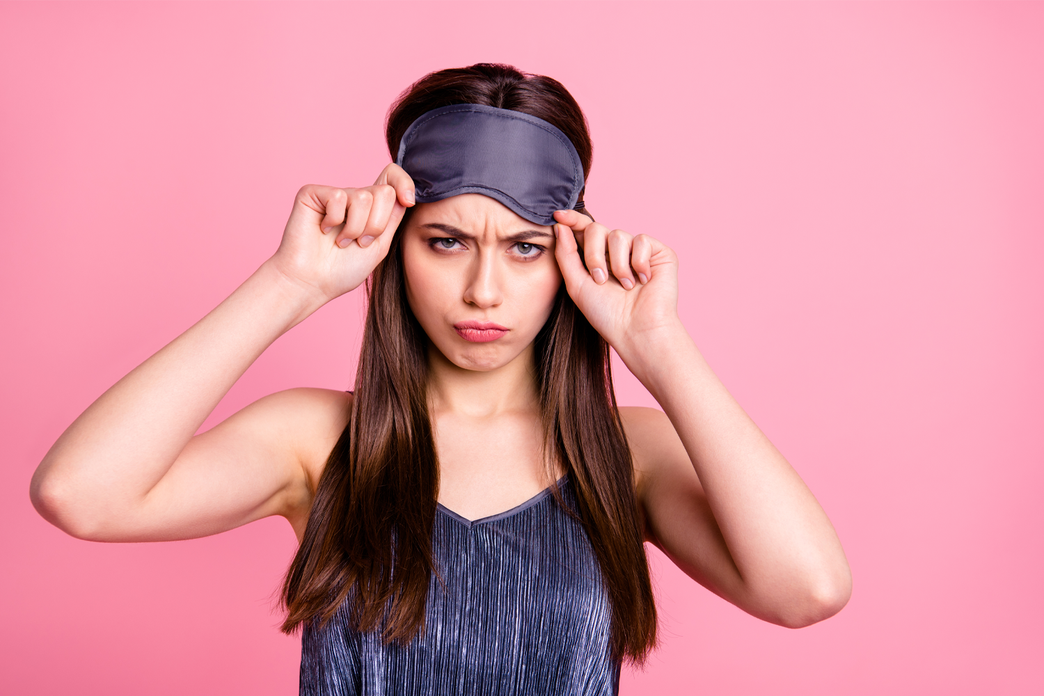 頻繁遇到惡夢的狀況，女人戴著睡眠眼罩準備入睡。