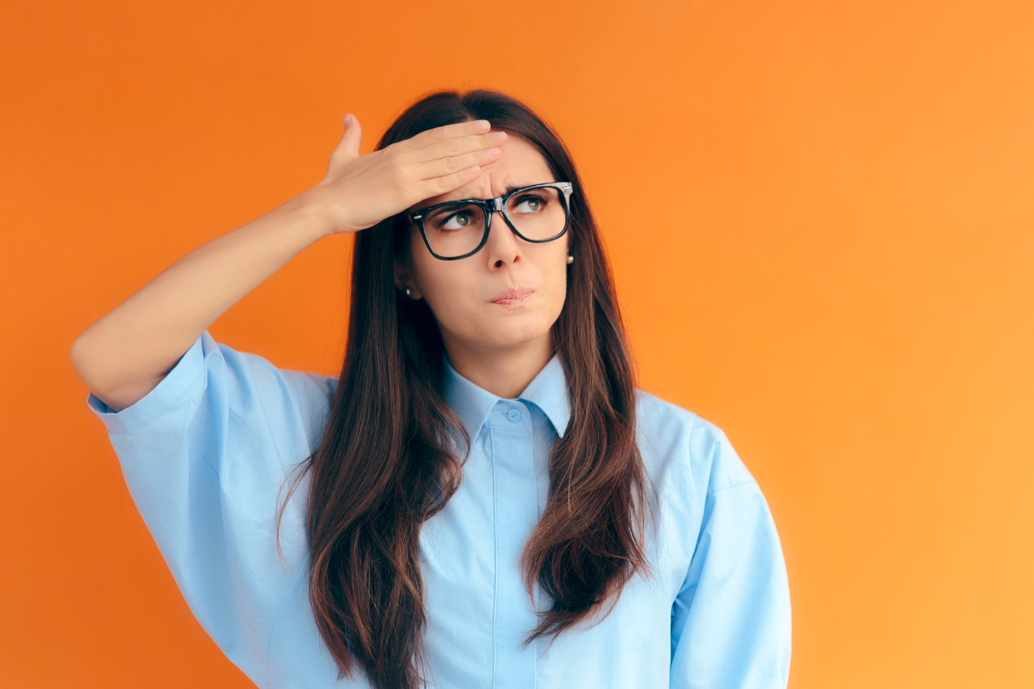 壓力引致記憶力下降，一個女人手舉額頭作思考狀。