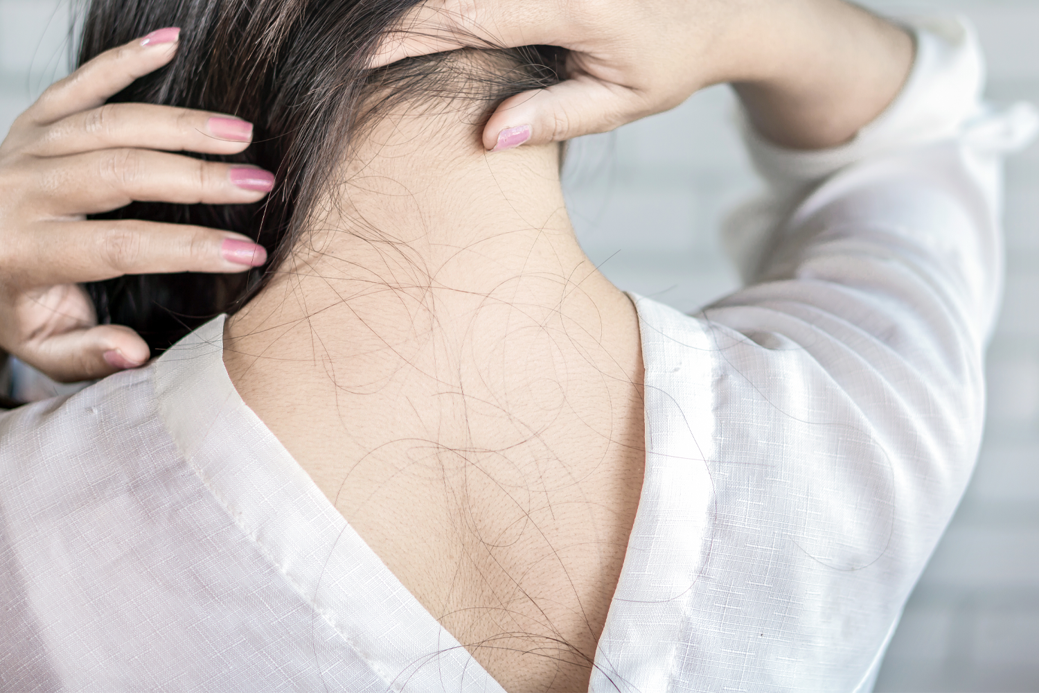 壓力引致嘅脱髮，手指梳理頭髮上有脱落嘅髮絲。