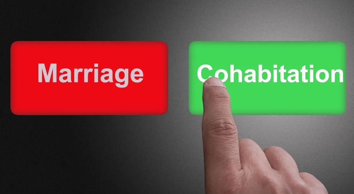 ภาพกราฟิกการเลือกความสำคัญระหว่างการแต่งงานและการใช้ชีวิตร่วมกันในเกาหลีใต้