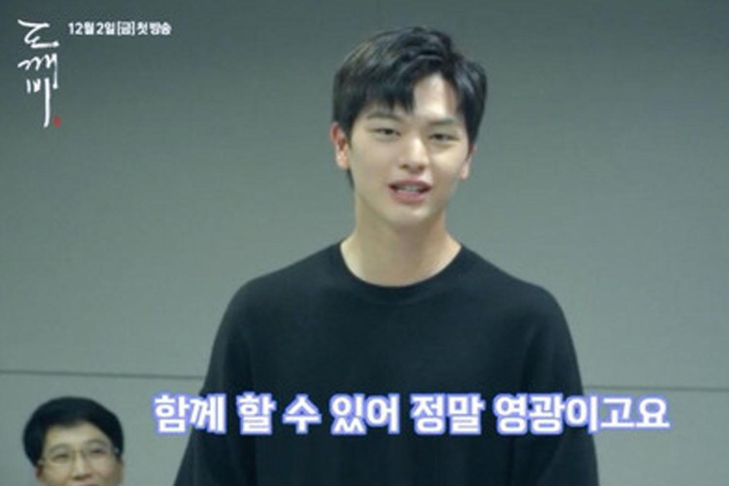 韓國男演員穿著黑色上衣進行台詞排練，顯示出專業的表演技巧。