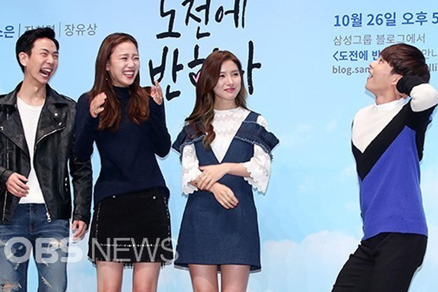 韓國演員和偶像在記者會上擺出姿勢，穿著隨意的時尚服裝，展示他們自然的台風。