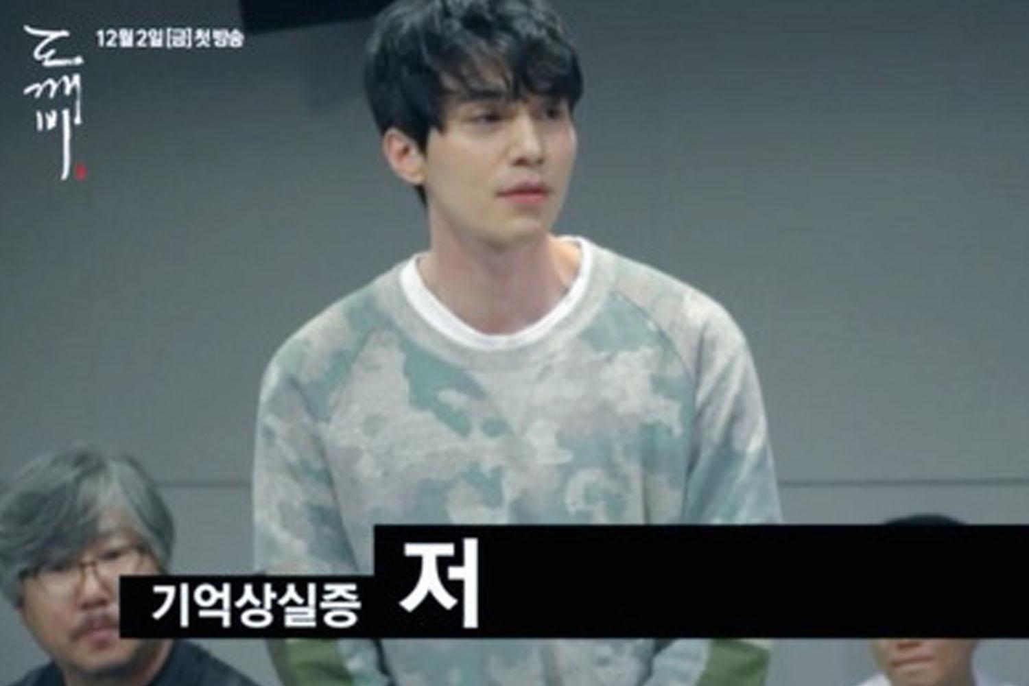 韓國男演員在電視劇拍攝活動中穿著迷彩服，正在與媒體交流。