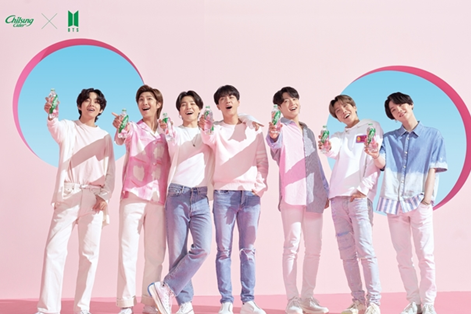 樂天七星汽水宣傳照片，展示一羣年輕人手持七星汽水瓶。