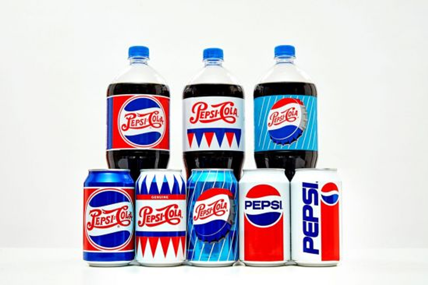 百事可樂多種瓶裝和罐裝產品的展示。