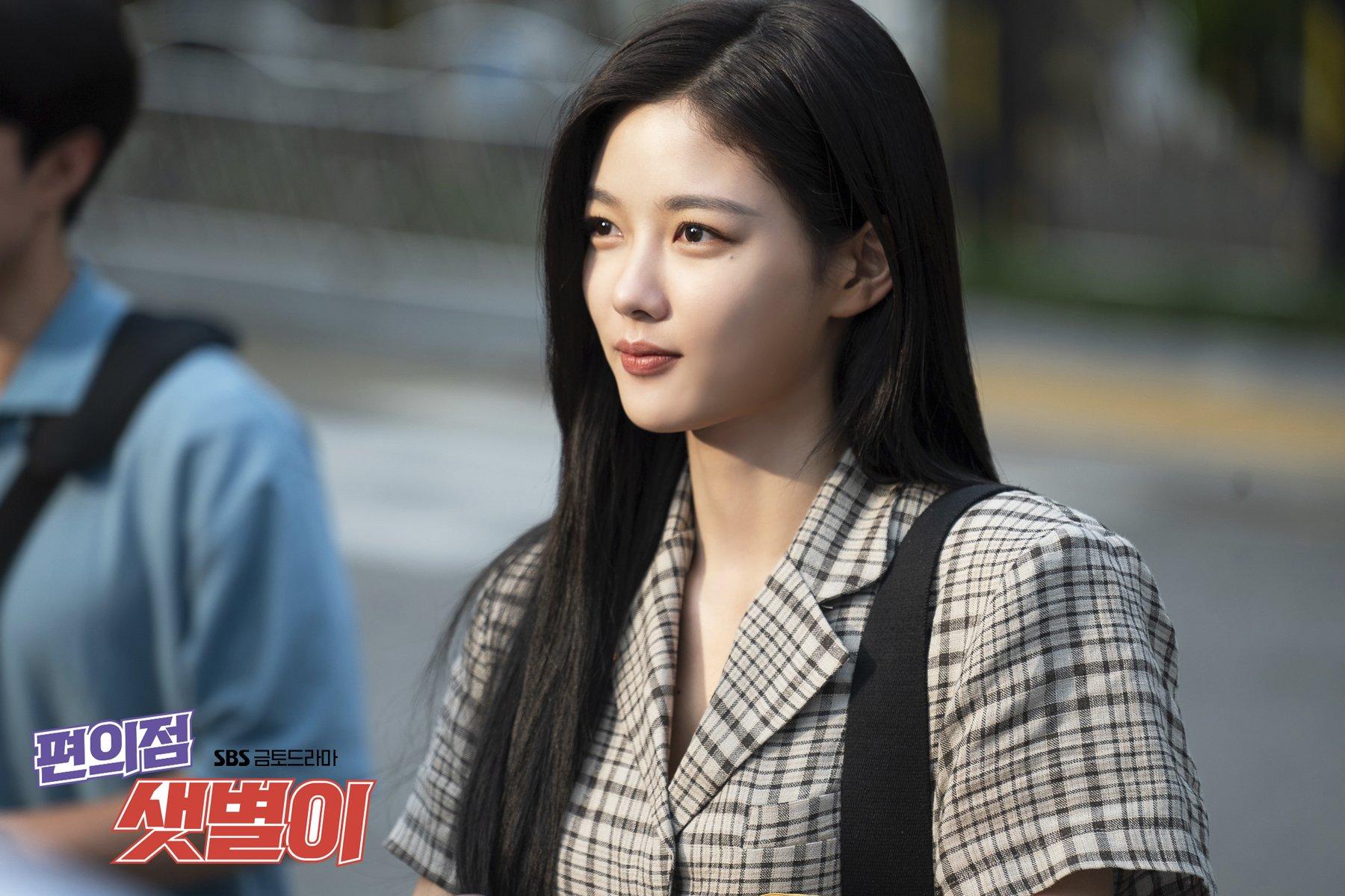 นักแสดงหญิงในซีรีส์เกาหลี Backstreet Rookie, แต่งกายในชุดรวีดสุภาพและคลาสสิค, เน้นเครื่องแบบลายหมากรุก, เสื้อลายสก็อต, ให้บรรยากาศของการทำงานร้านสะดวกซื้อ
