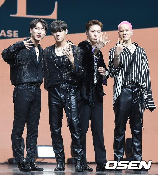 シックな黒の衣装を纏いポーズを決める韓国ボーイズグループのメンバーたち。