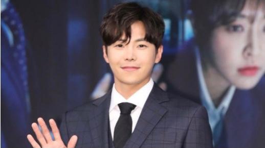 パク･ウンソク、相次ぐ非難に法的攻防まで