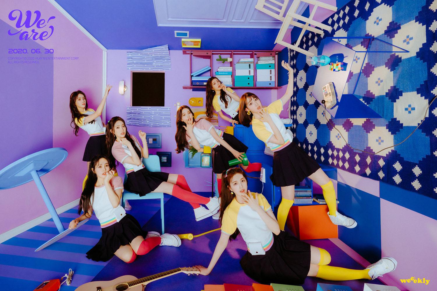 สมาชิกวง Weeekly กำลังโพสท่าถ่ายภาพในห้องที่มีการออกแบบสีสันสดใสในชุดนักเรียนสีสันหลากหลาย วันที่ 30 มิถุนายน 2020