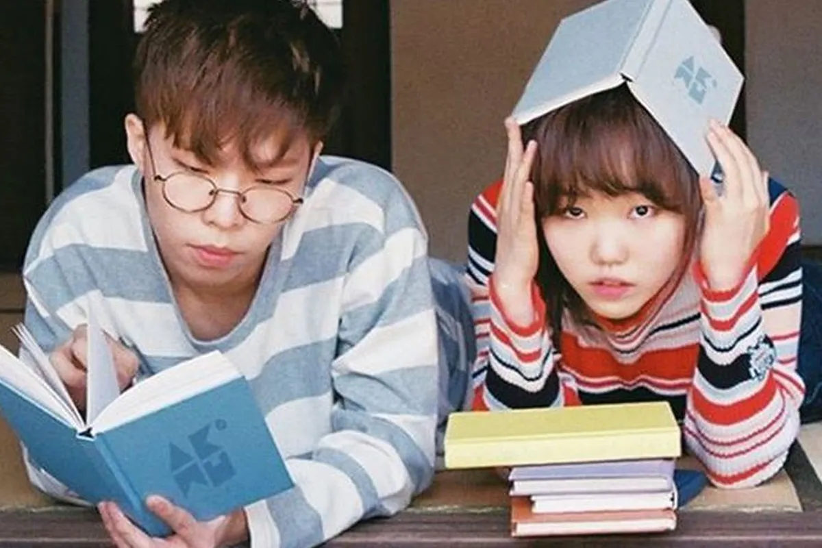 ภาพของสองคนกำลังอ่านหนังสือ สื่อถึงการเรียนรู้ในภาษาเกาหลี