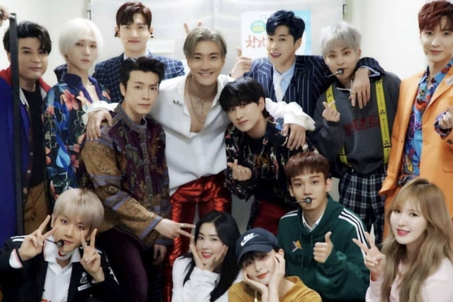 多位韓流偶像聚集在一起，可能是在一個活動或節目拍攝中。