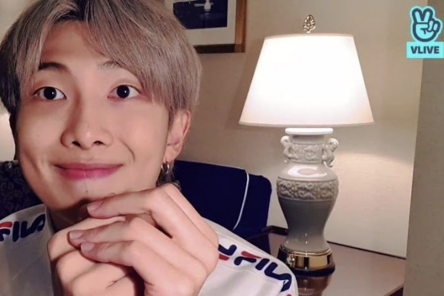 韓流偶像在V LIVE平台上進行直播時使用的場景，背景展示了節目佈置。