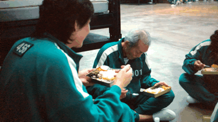 Netflix squid game korean drama 2025 editing mistake, gi-hun eating