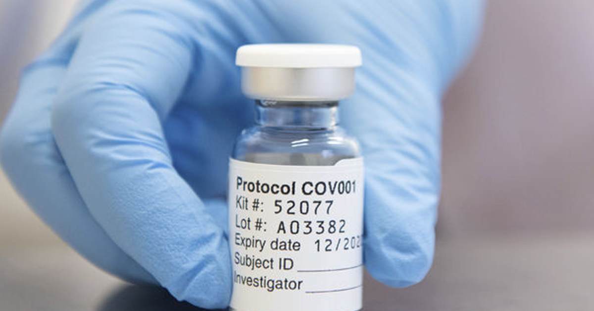 一名醫務工作者戴著藍色手套，手中握有一瓶標記清晰的疫苗瓶，反映疫苗接種的重要性。