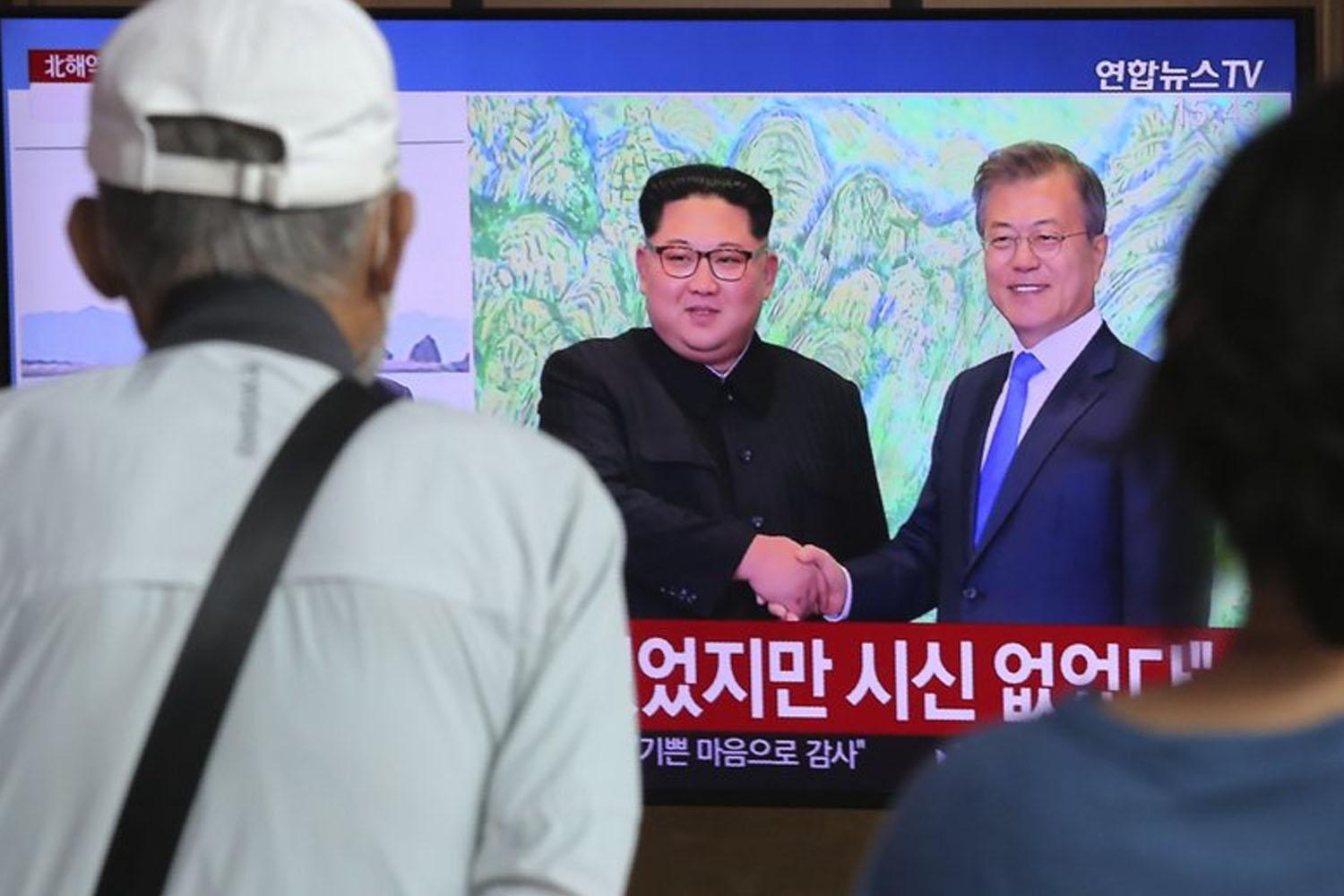 การจับมือระหว่าง ผู้นำเกาหลีเหนือและเกาหลีใต้แสดงให้เห็นถึงความพยายามในการฟื้นฟูความสัมพันธ์ระหว่างประเทศบนคาบสมุทรเกาหลี