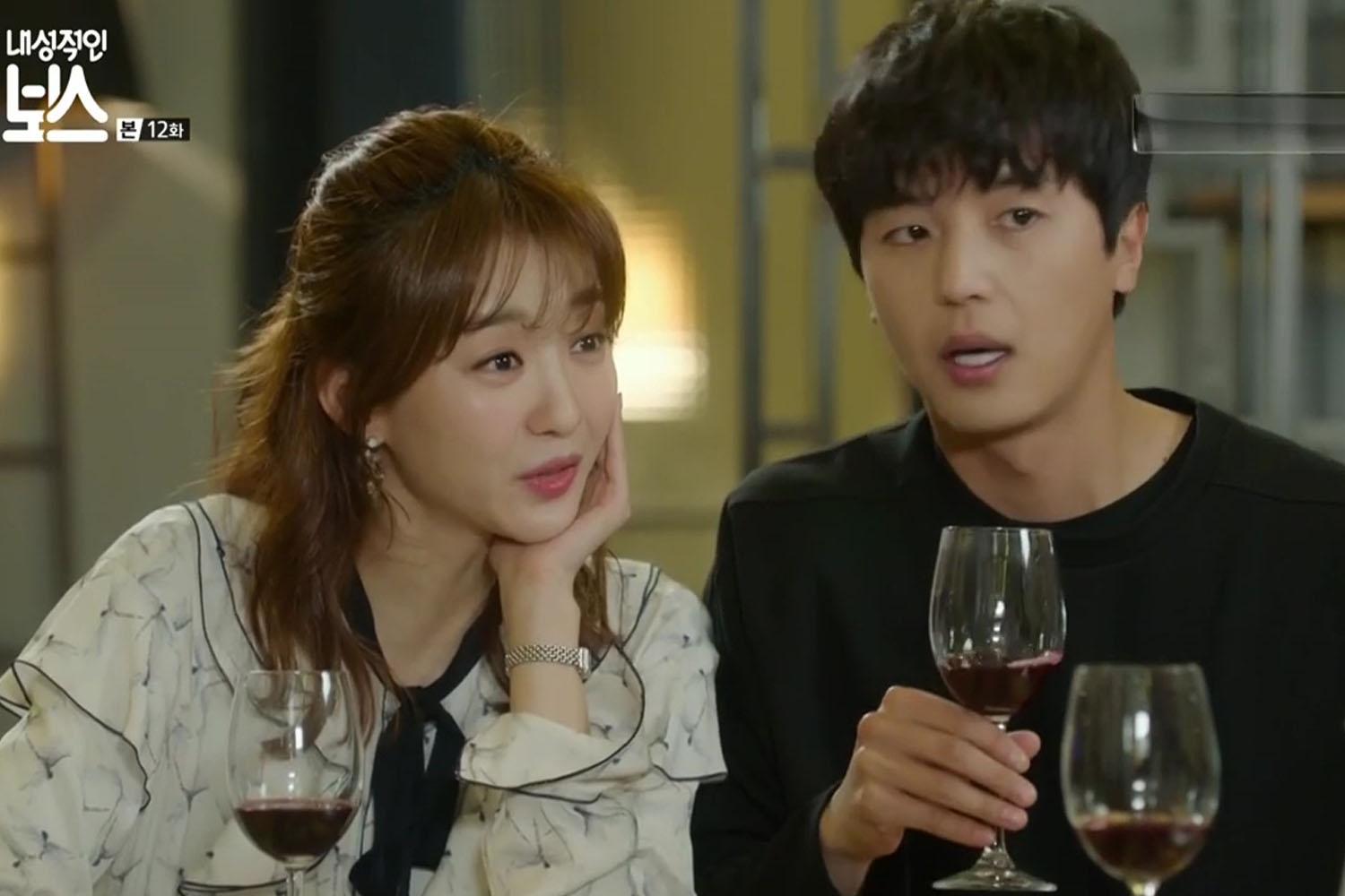 ฉากจากซีรีส์เกาหลีแสดงคู่รักกำลังนั่งดื่มไวน์แดงในร้านอาหาร ระลึกถึงวันไวน์ (Wine Day) ที่มีขึ้นทุกวันที่ 14 ตุลาคมในเกาหลี