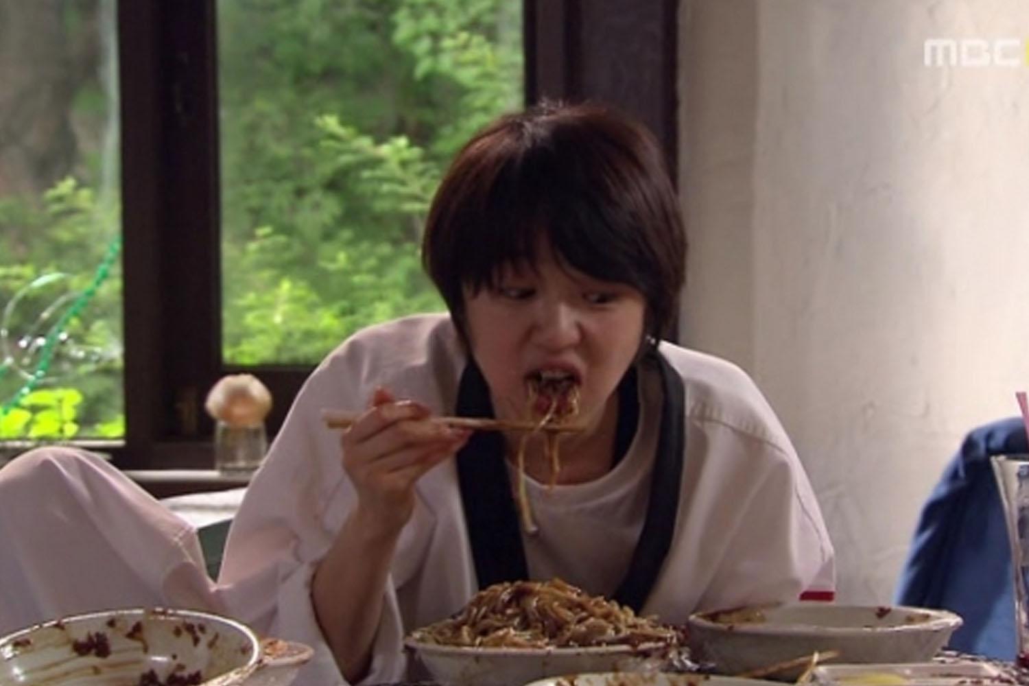 ฉากจากละครเกาหลีที่แสดงคนหนึ่งนั่งอยู่โต๊ะอาหารมีชามบะหมี่ดำหรือจาจังมยอนจำนวนมากเป็นวันที่ 14 เมษายนหรือวันแบล็กเดย์สำหรับชาวเกาหลี