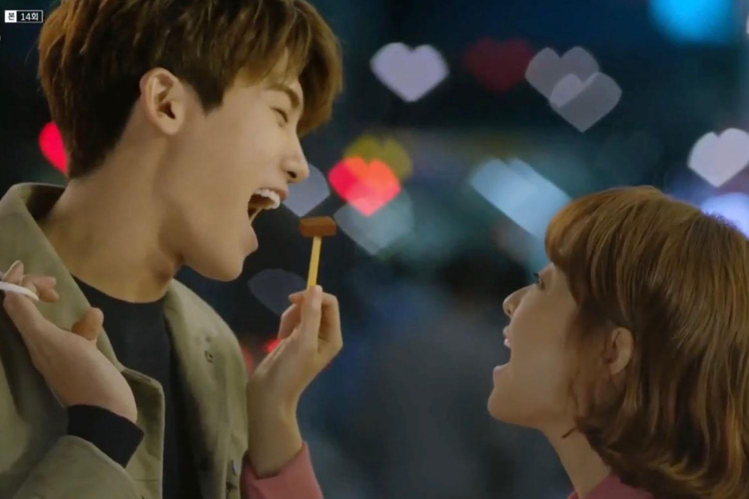 ภาพจากละครเกาหลีที่มีตัวละครหนึ่งยื่นช็อกโกแลตเข้าใกล้อีกตัวละครหนึ่ง แสดงถึงวันที่ 14 กุมภาพันธ์ หรือวันวาเลนไทน์ในเกาหลี