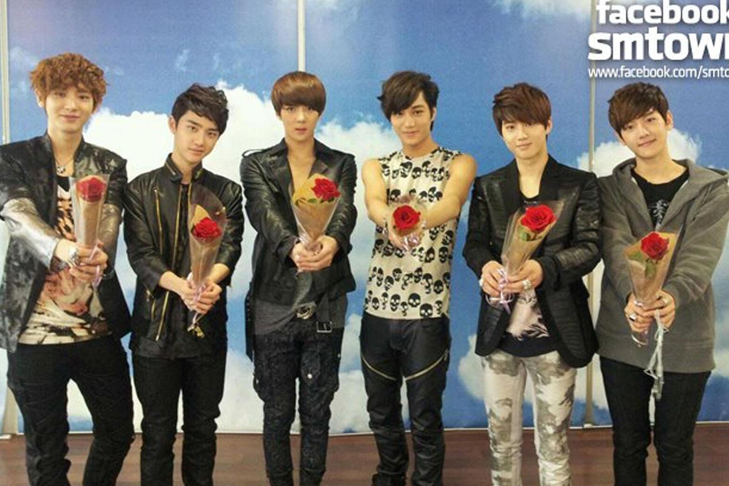 สมาชิกวงดนตรีเคป๊อปถือกุหลาบแดงในมือแต่ละคนแต่งชุดแนวเกาหลีสมัยใหม่ แสดงความรักในวันโรสเดย์ที่จัดขึ้นในวันที่ 14 พฤษภาคมในเกาหลี
