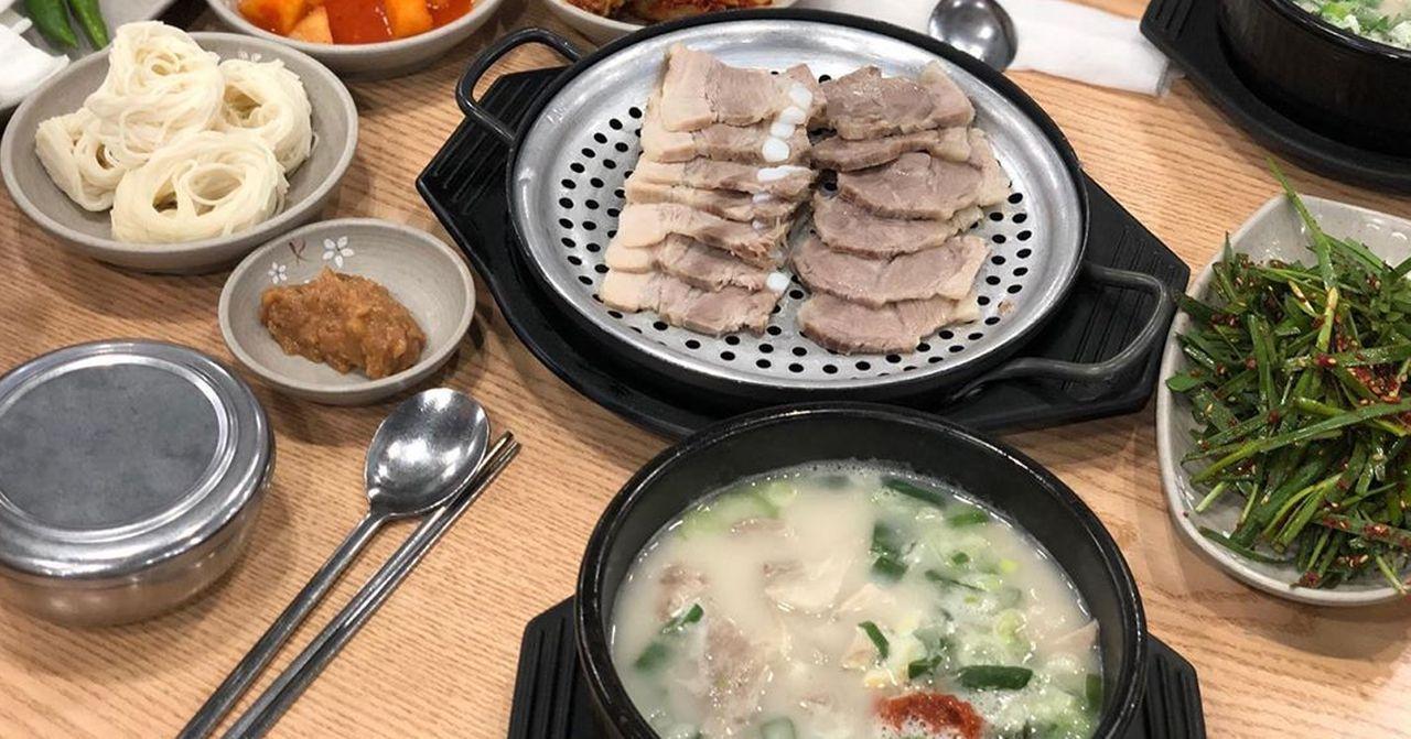 豬肉湯飯店內的美食拼盤，為顧客提供充滿韓式風味的美餐