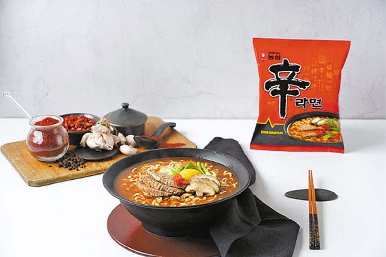韓國辛拉麵擺盤與調味料展示，韓國農心品牌辣味拉麵特色