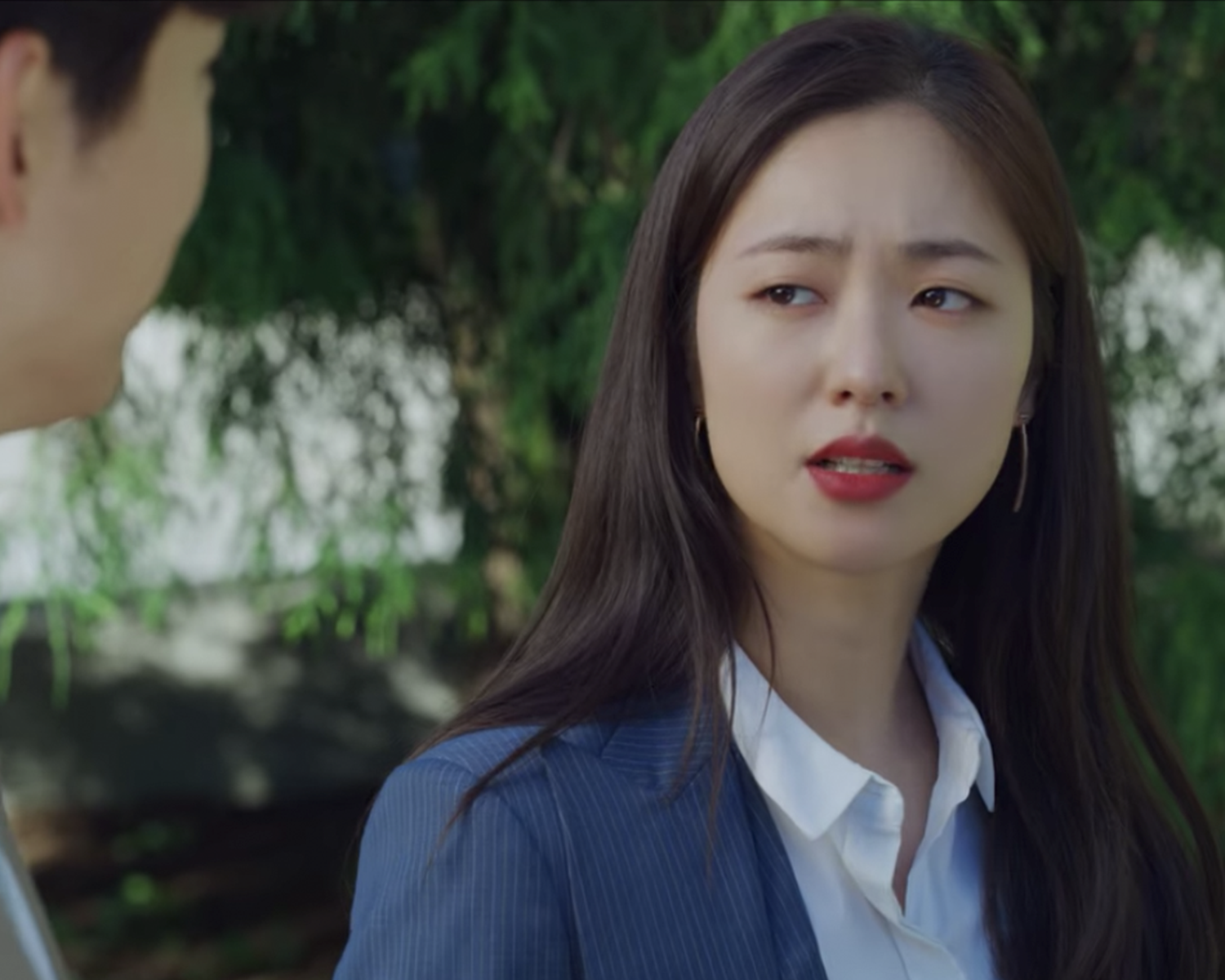 A scene of Jeon Yeo-been talking in 2025 Korean drama Vincenzo