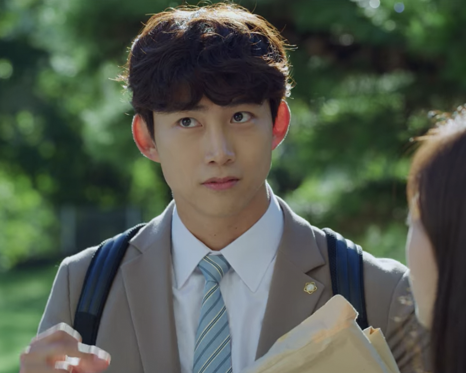 Ok Taec-yeon looking up and thinking hard on Korean drama Vincenzo