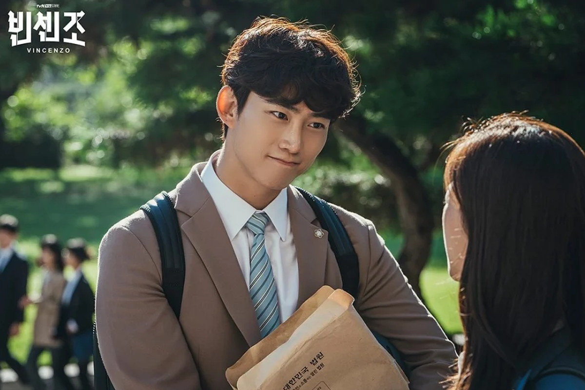 Ok Taec-yeon looking at Jeon Yeo-been and carrying a bag of legal documents on K-drama Vincenzo
