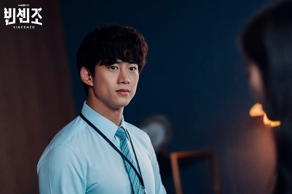 Ok Taec-yeon wearing a light blue shirt and tie on 2025 Korean drama Vincenzo
