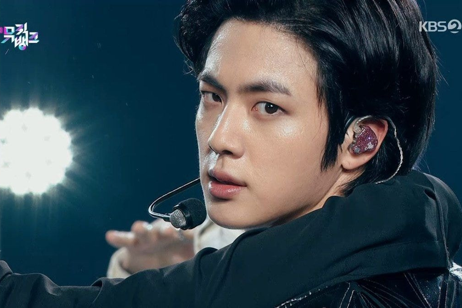 BTS - Jin 在音樂節目舞台背景星光閃爍。